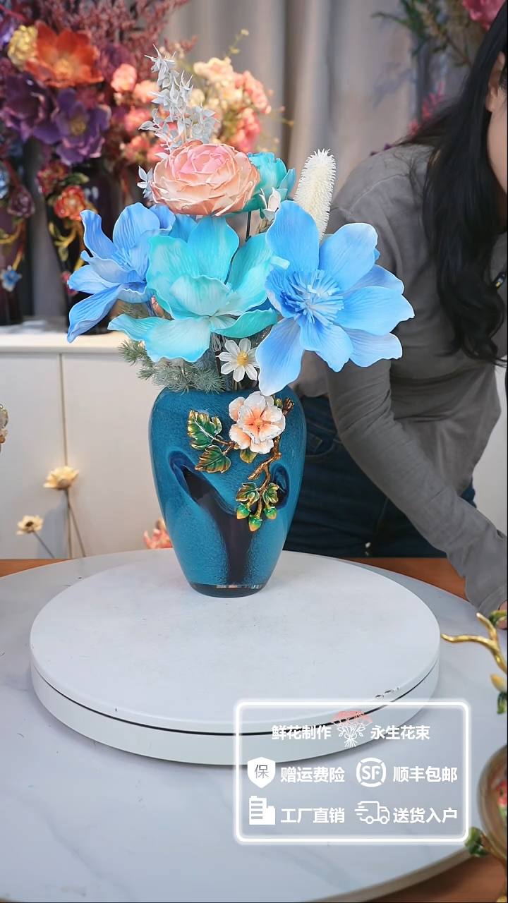 贵金属花瓶加花束