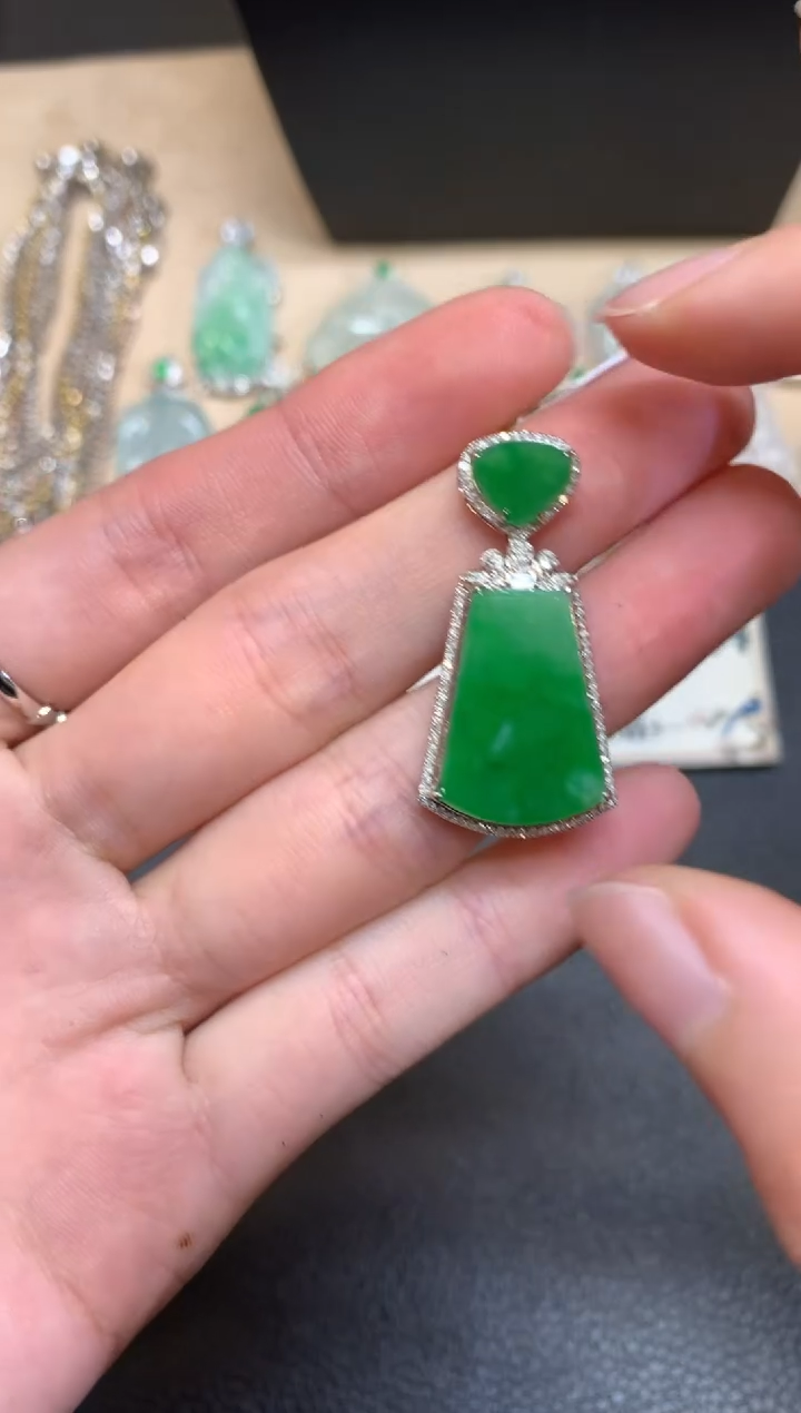 【闪购商品】翡翠颈饰18K金镶嵌无事牌【无服务费】