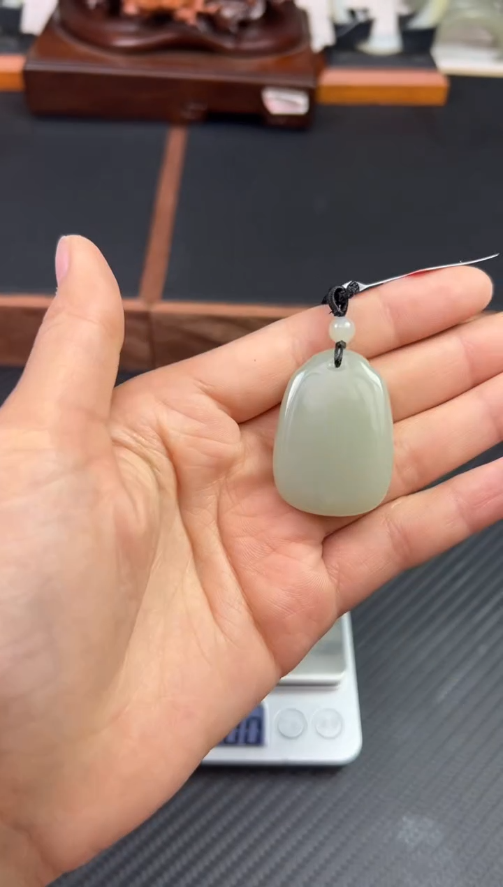和田玉未镶嵌吊坠(赠链)且末微色差近矿