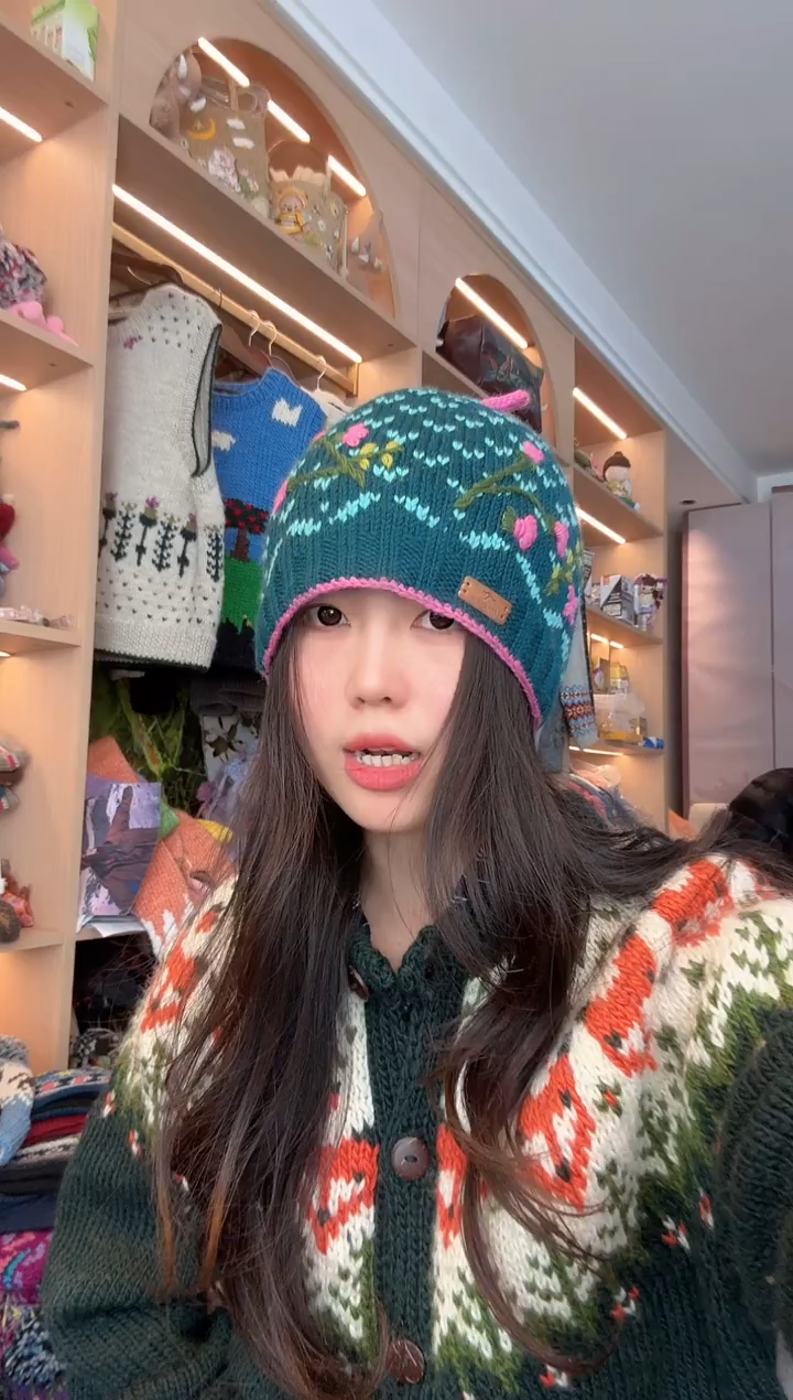 羊毛绿色小丸子帽 