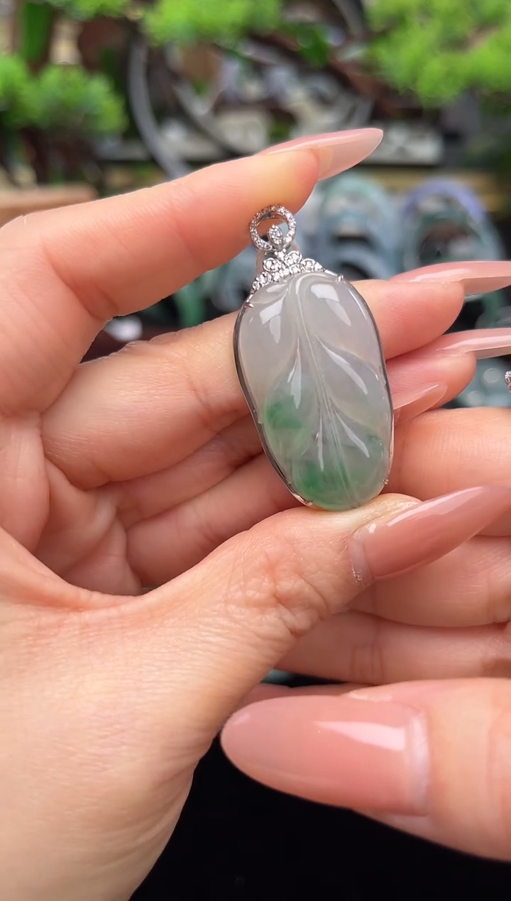 颈饰18K金镶嵌翡翠吊坠