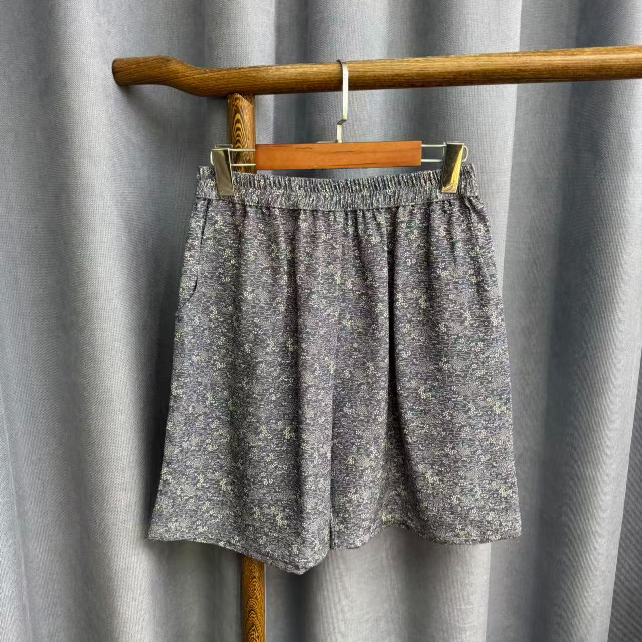 新款简约百搭宽松桑蚕丝直筒短裤女Z124