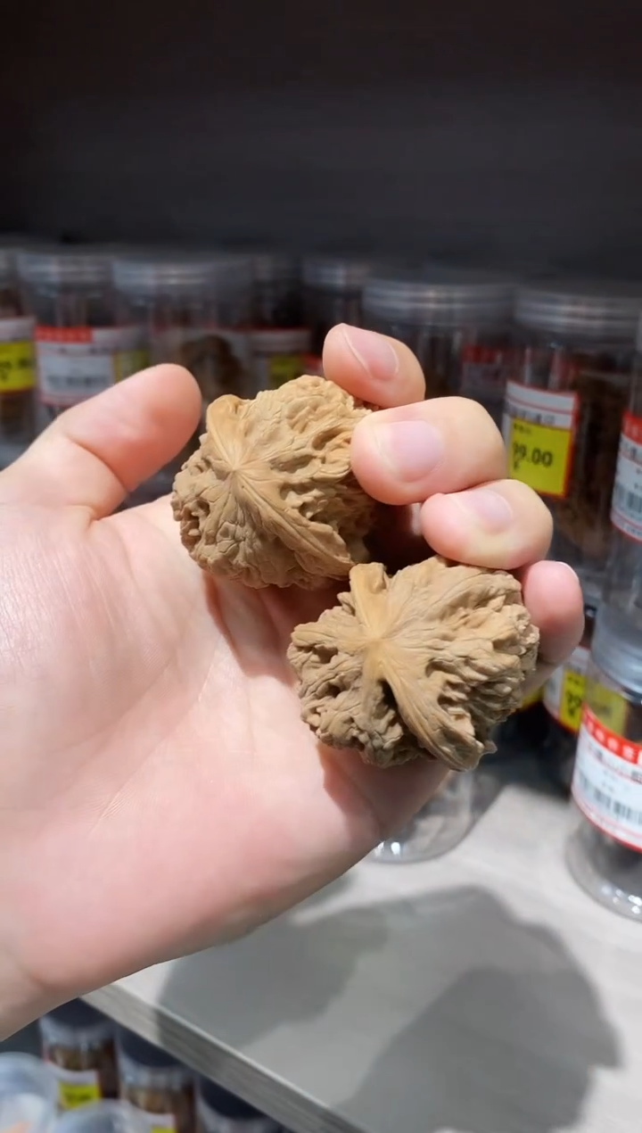 桃核把件微修打底千佛山38左右+文玩扑克