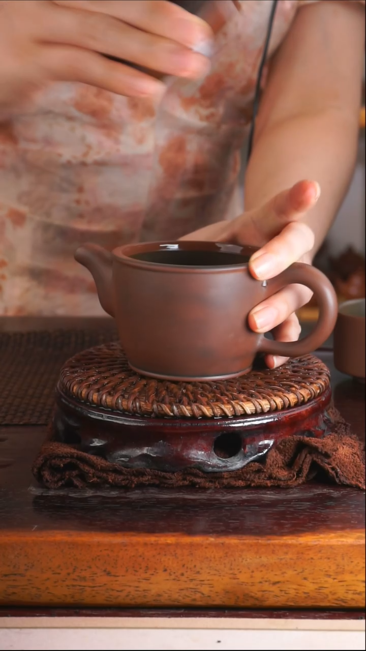 陶龍****?广西钦州坭新陶茶壶160cc荷花带2古铜杯