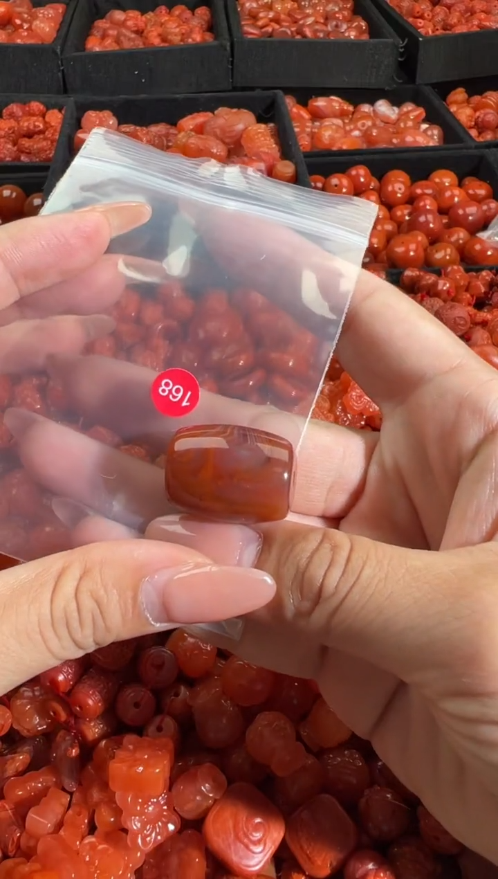 南红玛瑙未镶嵌颈饰1