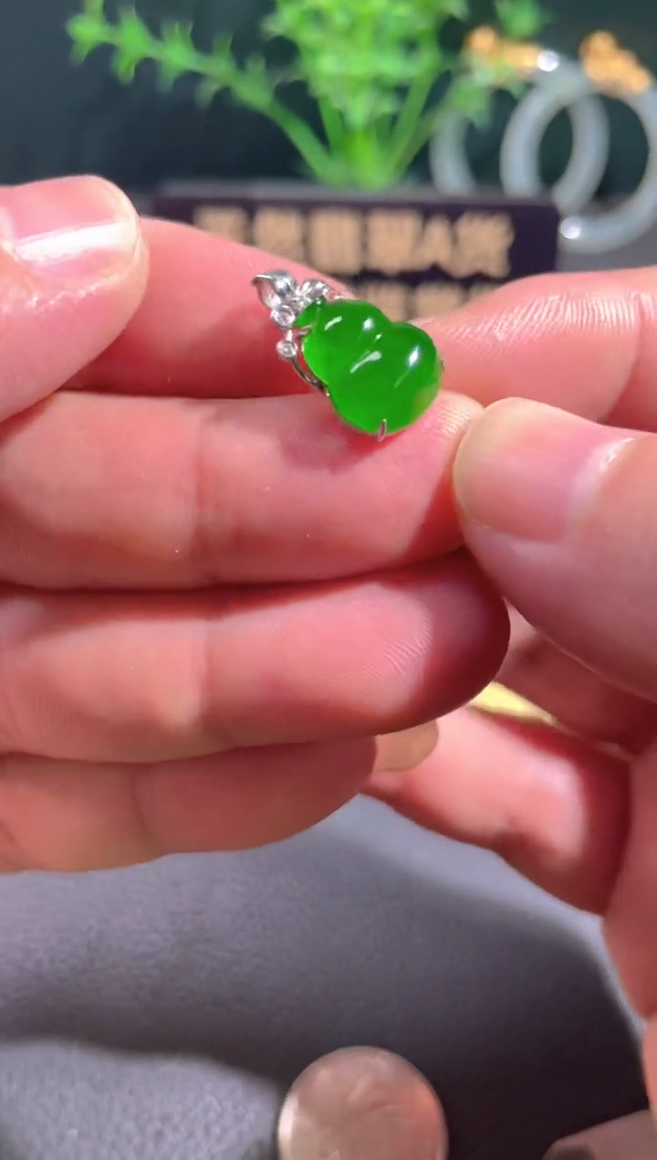 翡翠18K金镶嵌颈饰翡翠