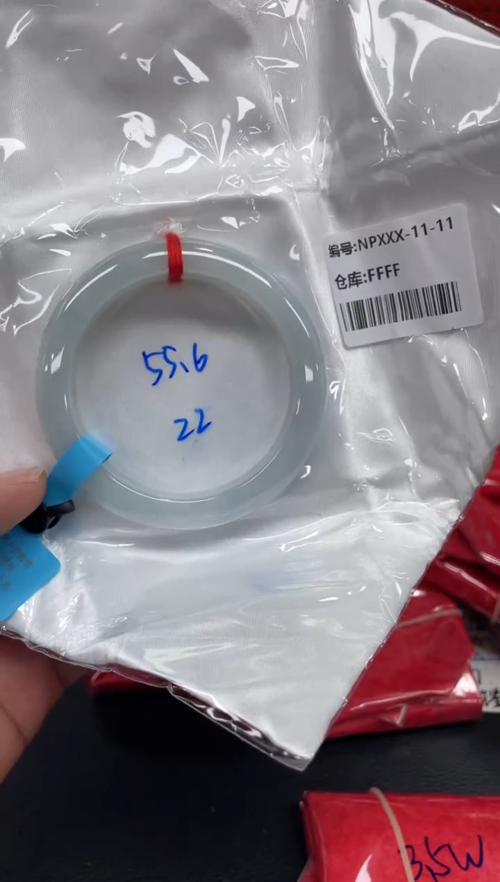 翡翠手镯未镶嵌翡翠手镯