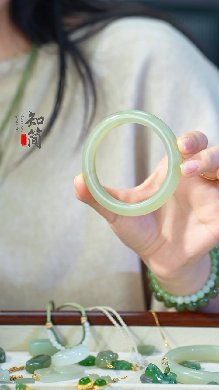 未镶嵌手镯（圆镯）和田玉手镯