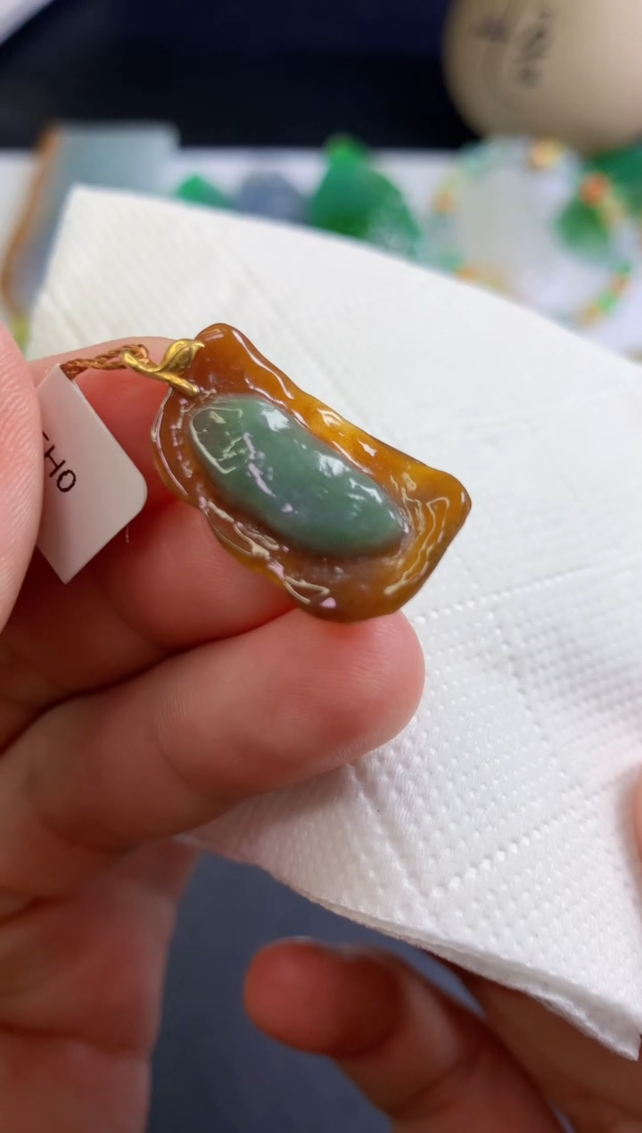 颈饰未镶嵌翡翠  
