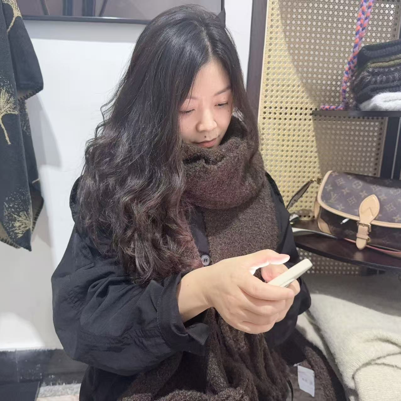 2025 On秋冬新款保暖长款休闲风围巾冬季网红男女通用纯色极简风