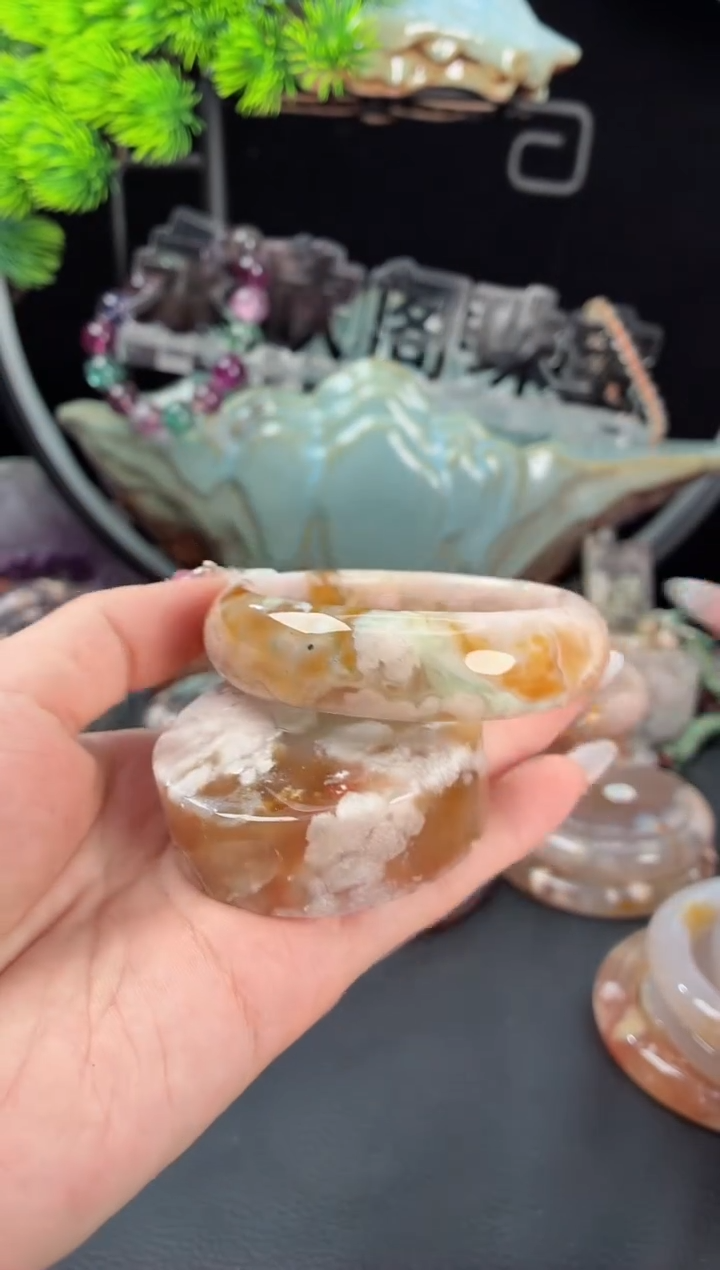 石英质玉手镯（圆镯）未镶嵌56