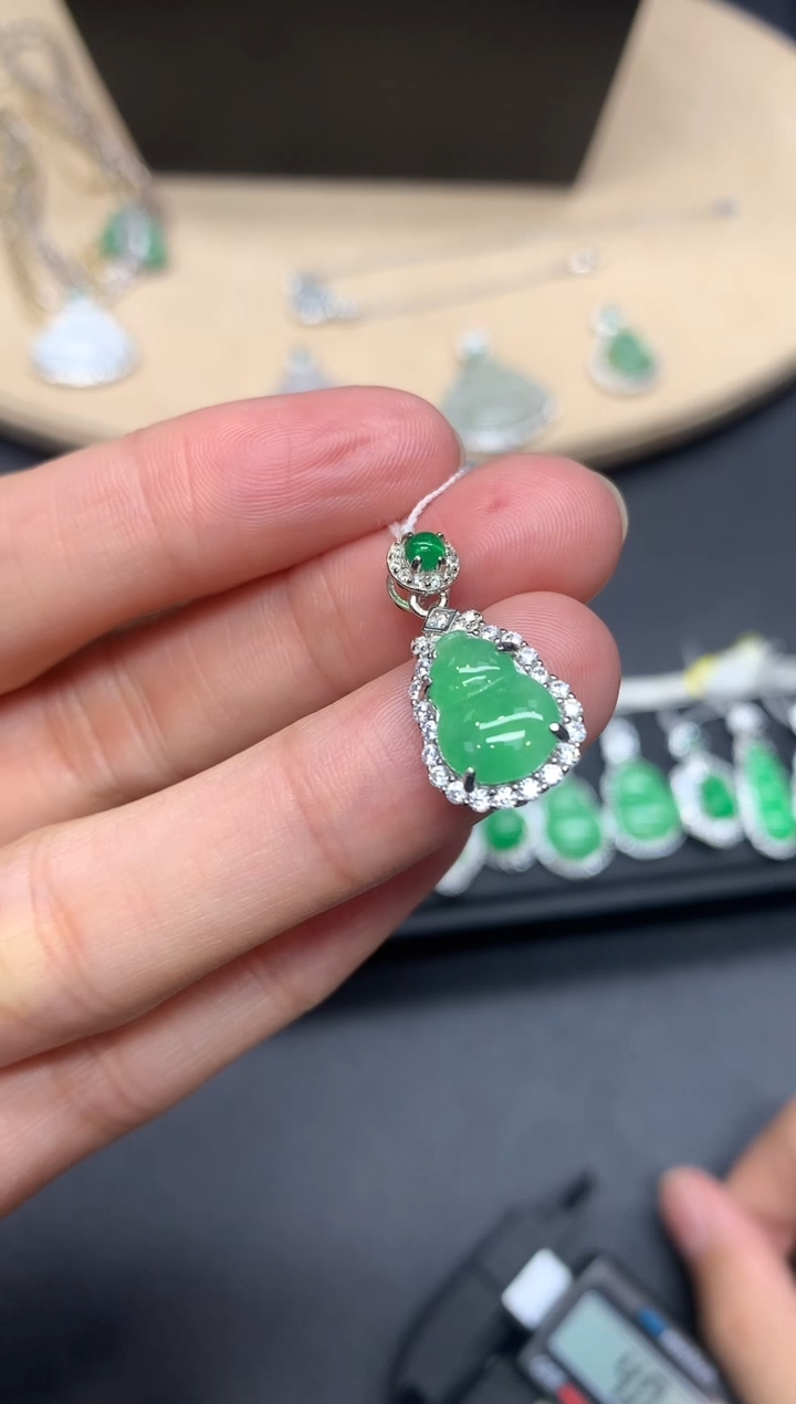 【闪购商品】翡翠吊坠(不含链)银S925镶嵌葫芦【无服务费】