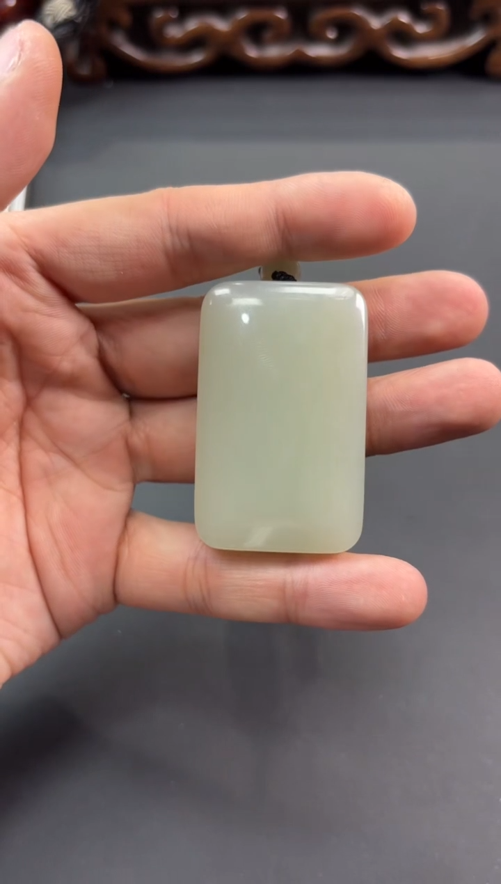 【闪购商品】和田玉吊坠(赠链)未镶嵌且末微色差近矿吊坠