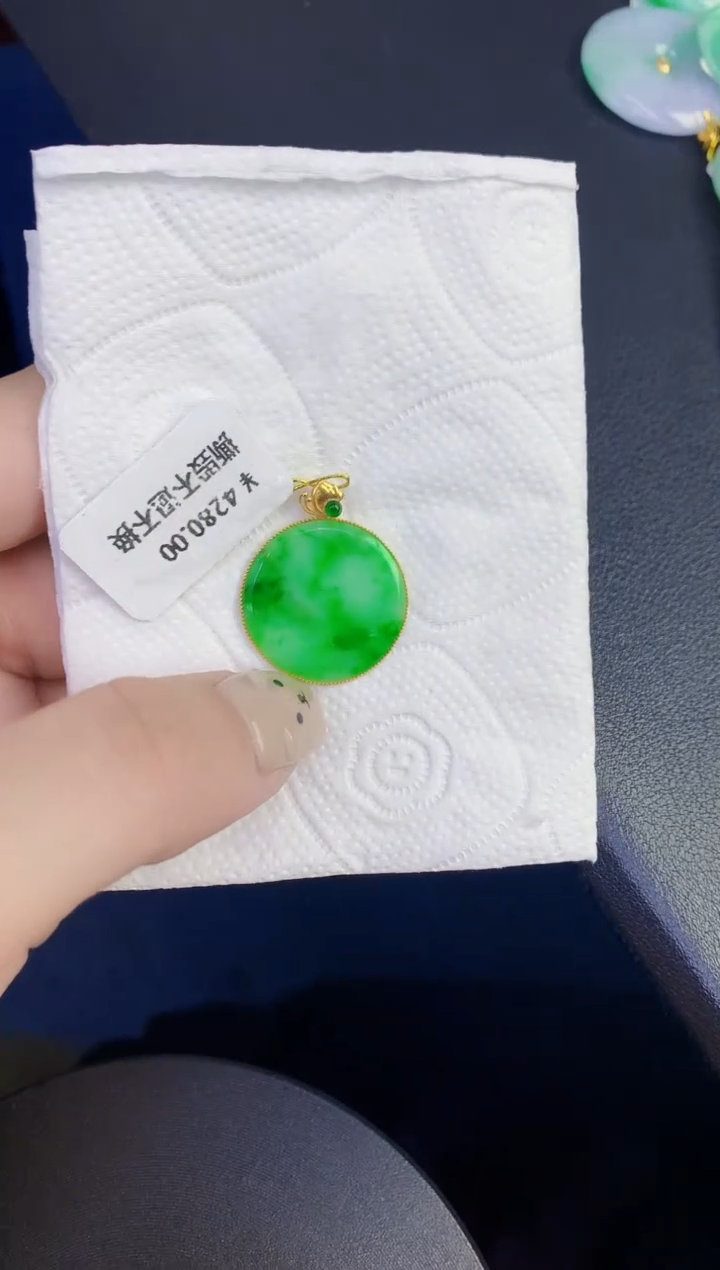 颈饰18K金镶嵌翡翠缅甸天然翡翠A货