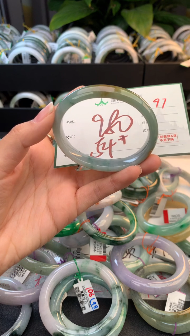 未镶嵌定制翡翠生长中