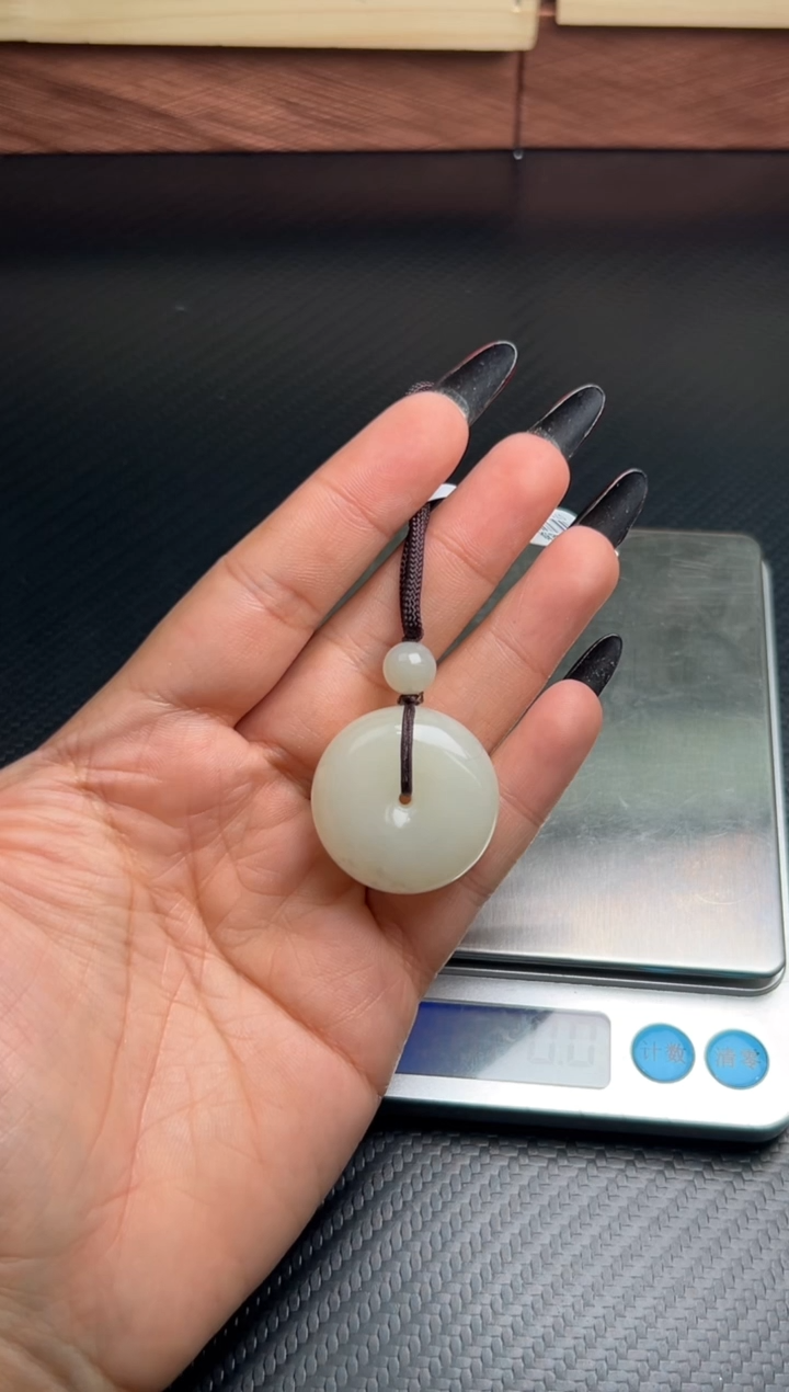 吊坠(赠链)未镶嵌和田玉黑山微色差