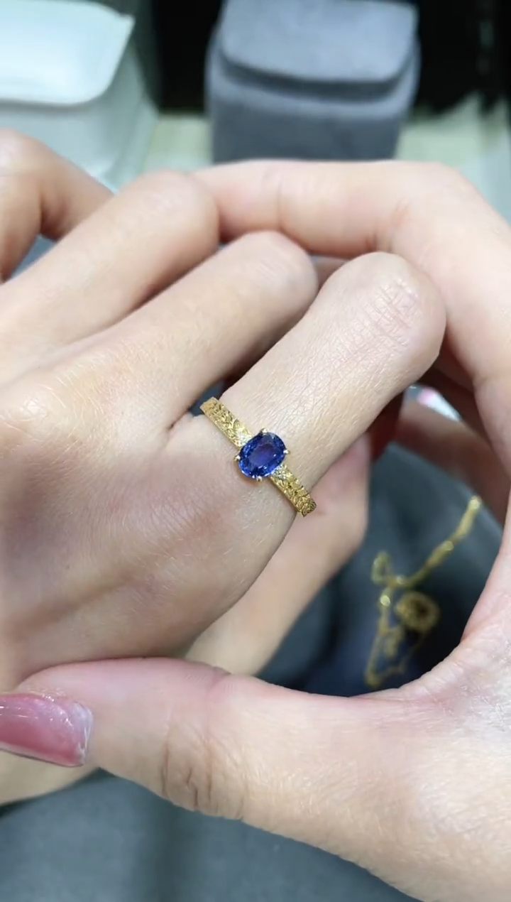 18K金镶嵌天然蓝宝石戒指