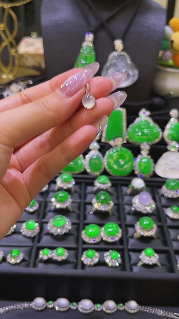 颈饰18K金镶嵌翡翠吊坠