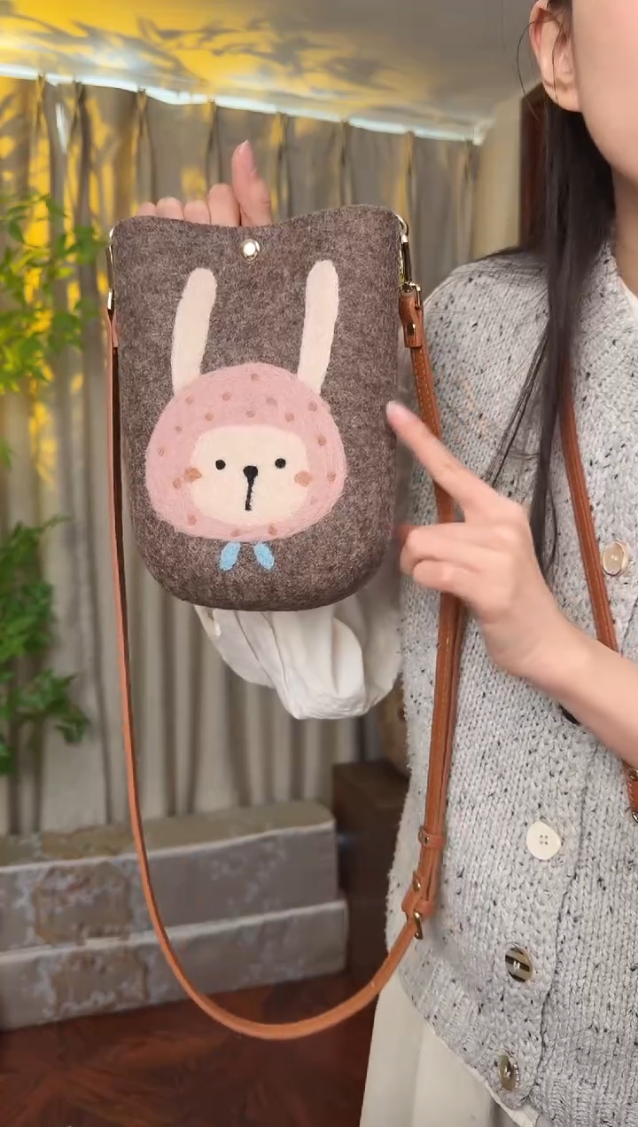 羊毛非遗羊毛毡包 手机包兔子