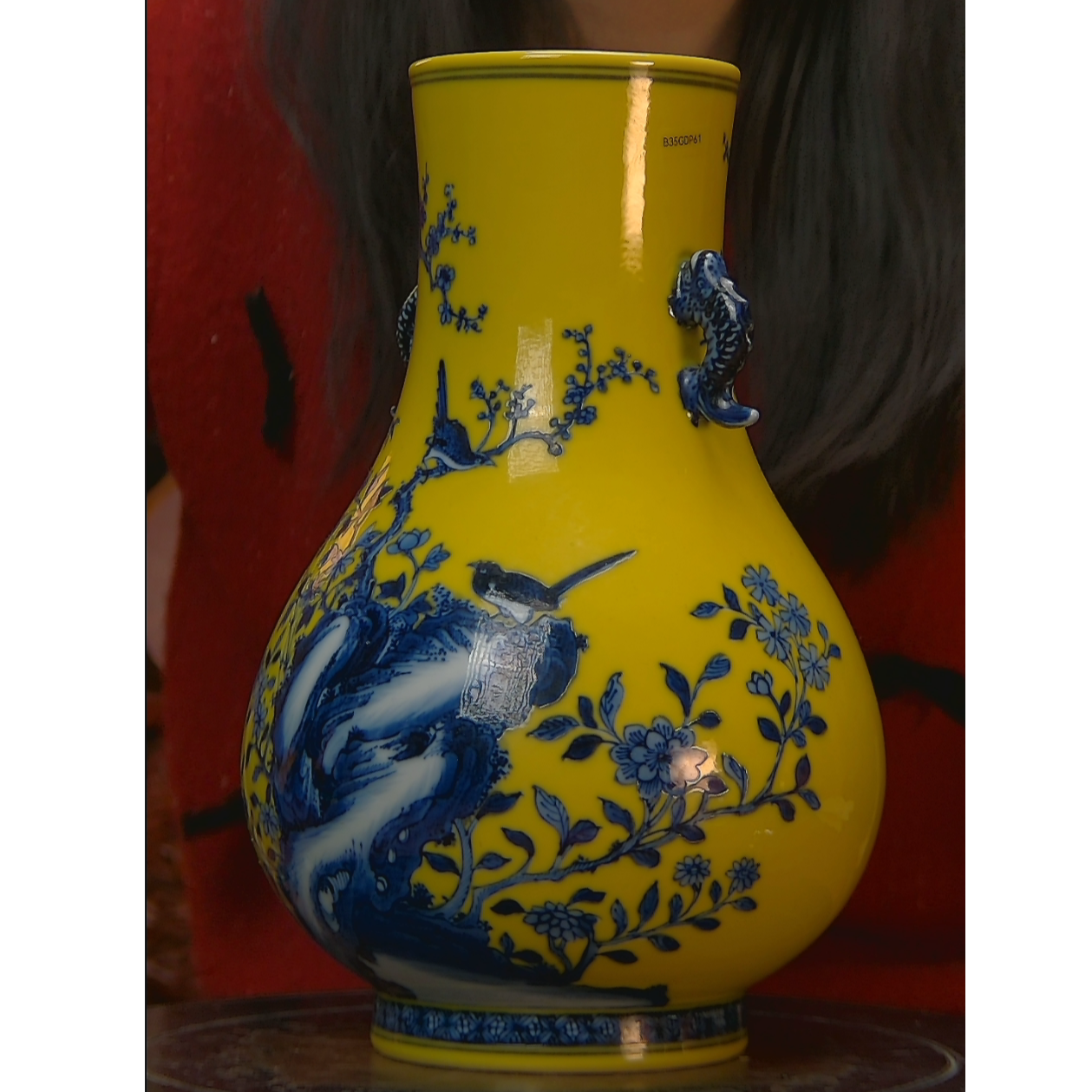 清  黄地青花洞石花鸟纹双耳赏瓶