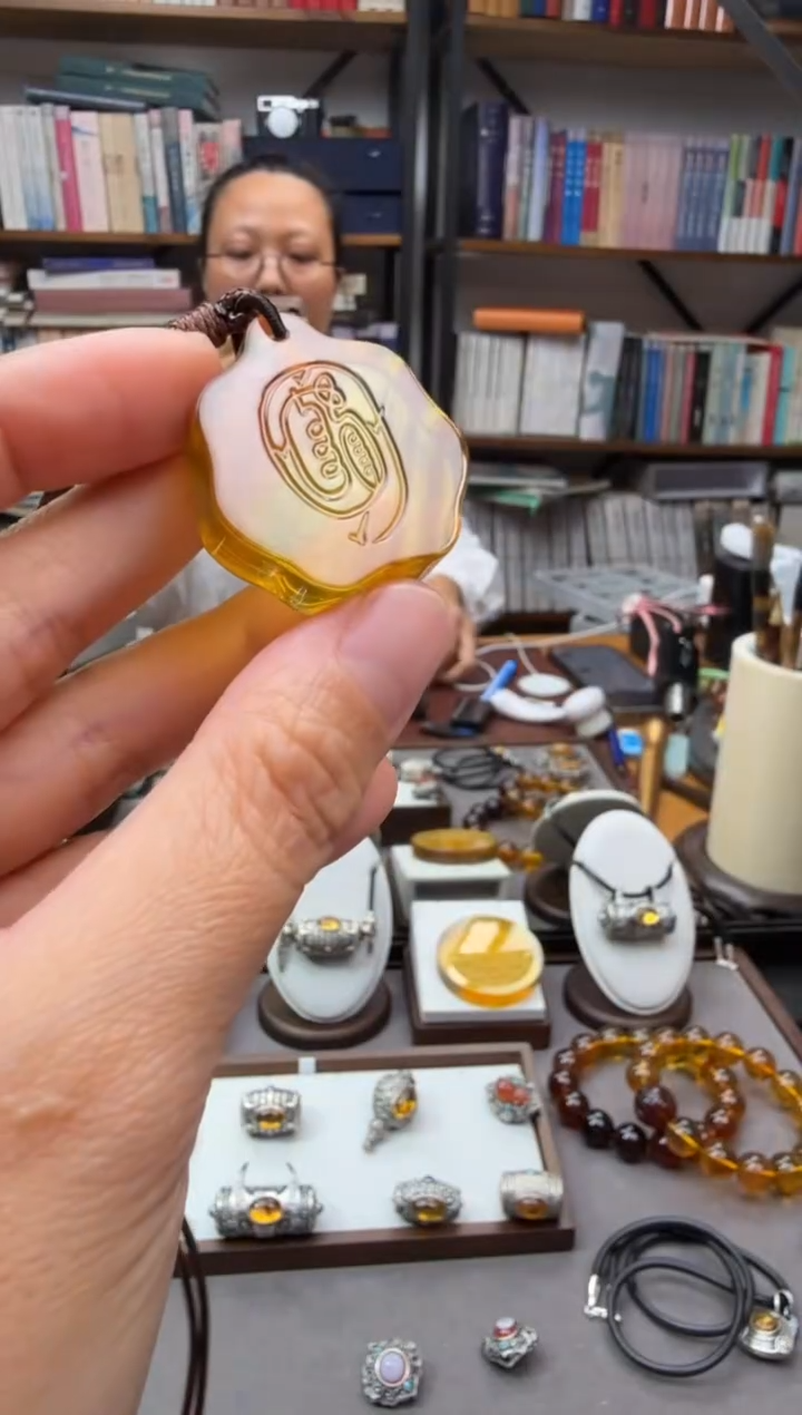 未镶嵌颈饰琥珀金光咒吊坠