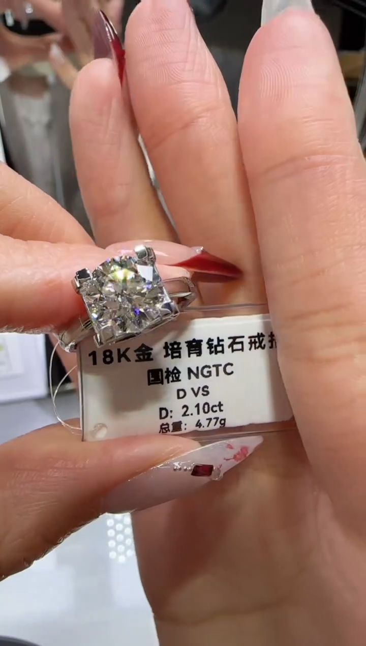 【闪购商品】实验室培育钻石18K金镶嵌2.1克拉牛头18K金11号