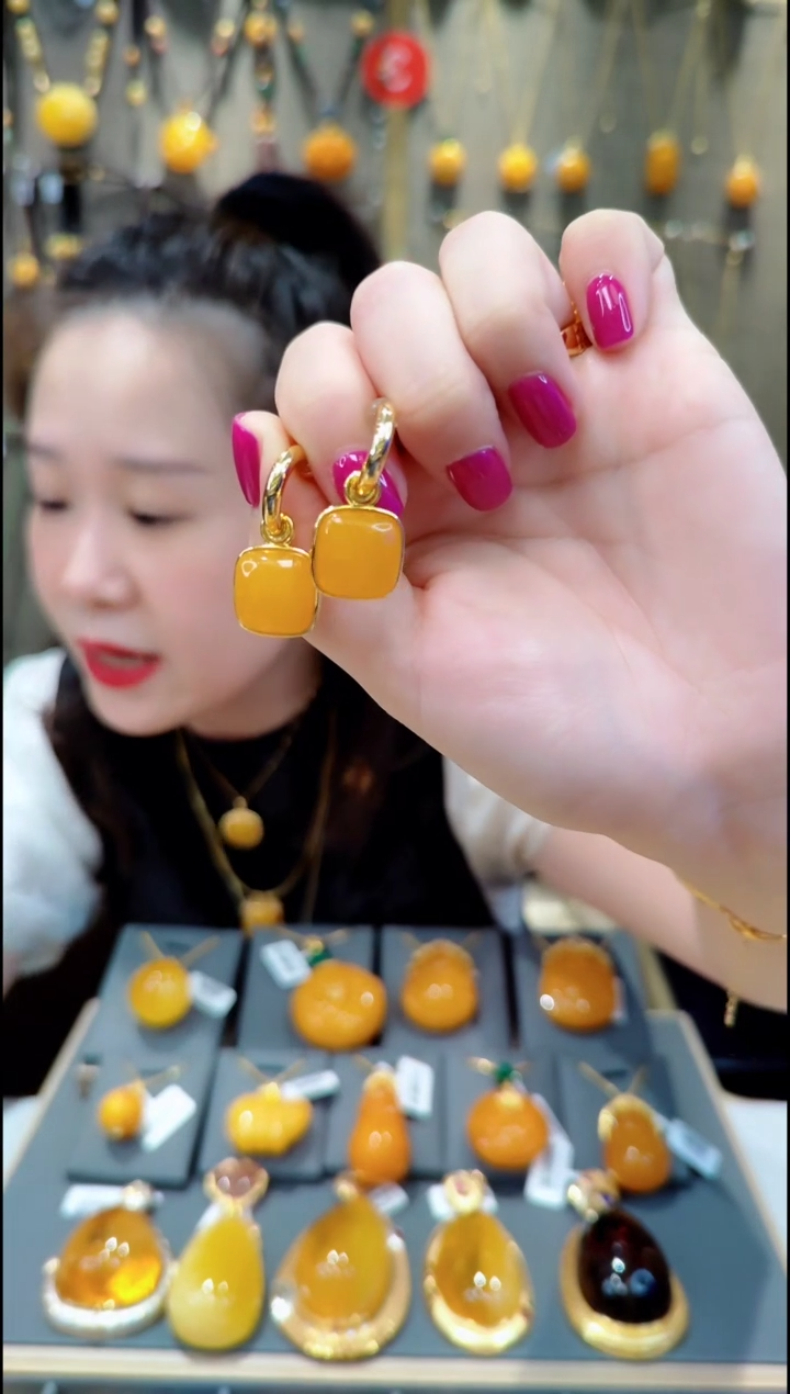 【闪购商品】蜜蜡耳饰银S925镀金镶嵌B047蜜蜡耳坠
