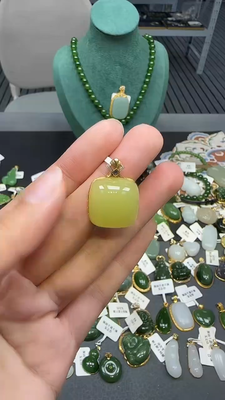 18K金镶嵌和田玉挂件1