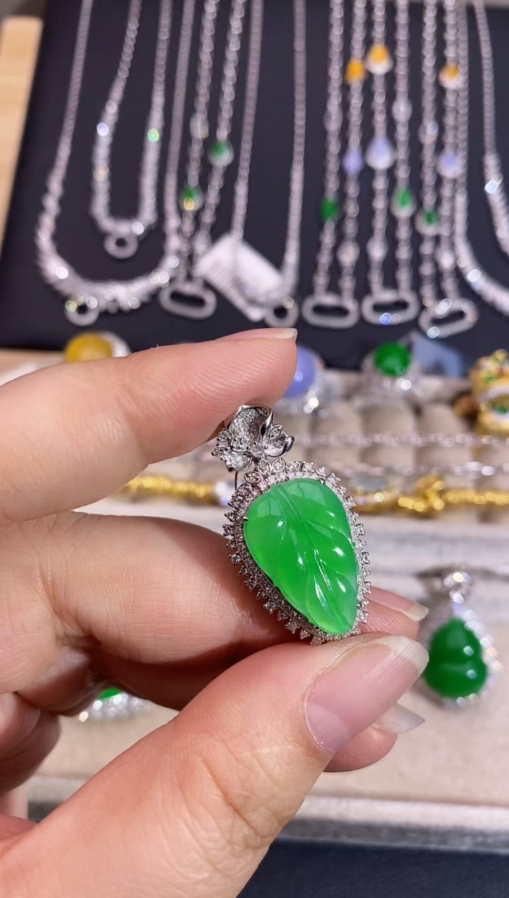 颈饰18K金镶嵌翡翠吊坠