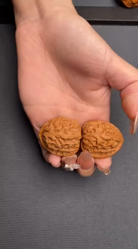 【闪购商品】文玩核桃把件红锦鲤34左右（已打底）