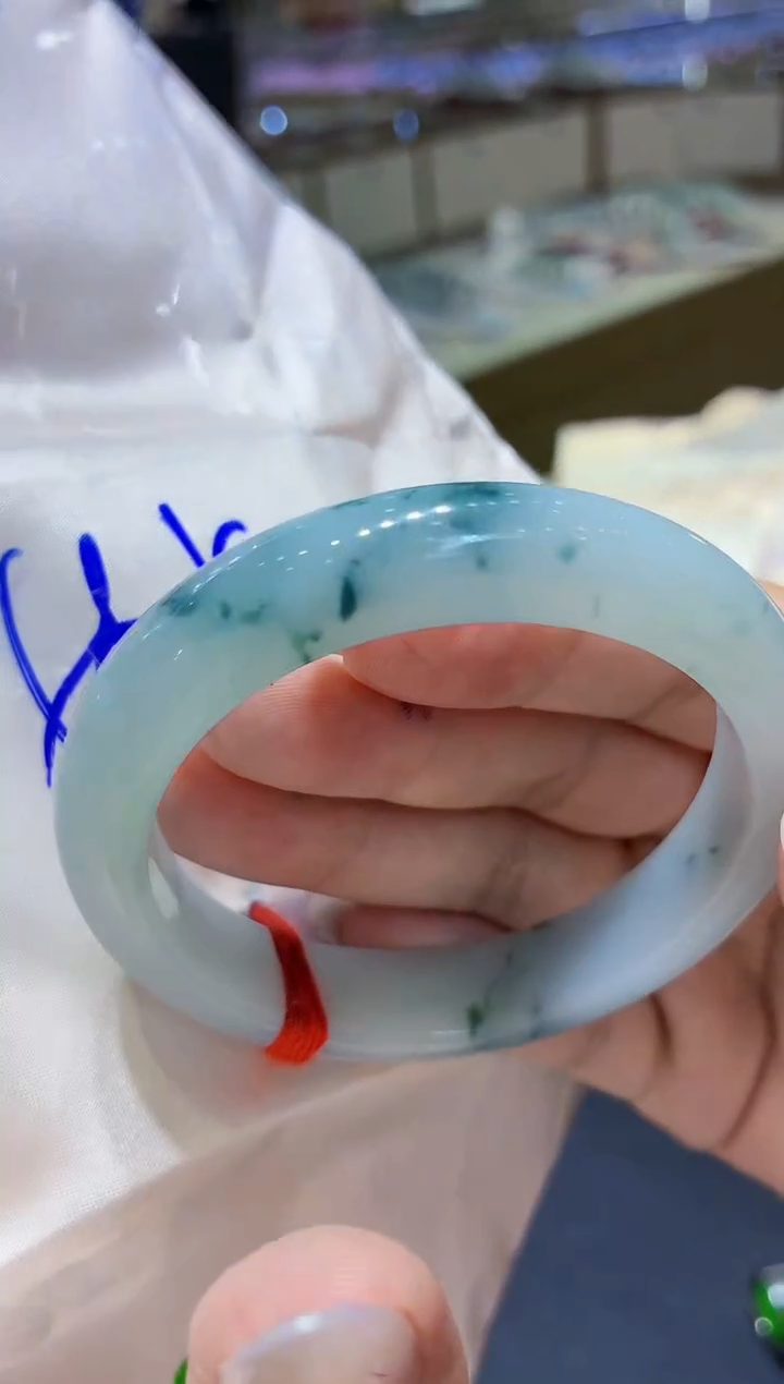 翡翠手镯未镶嵌翡翠手镯