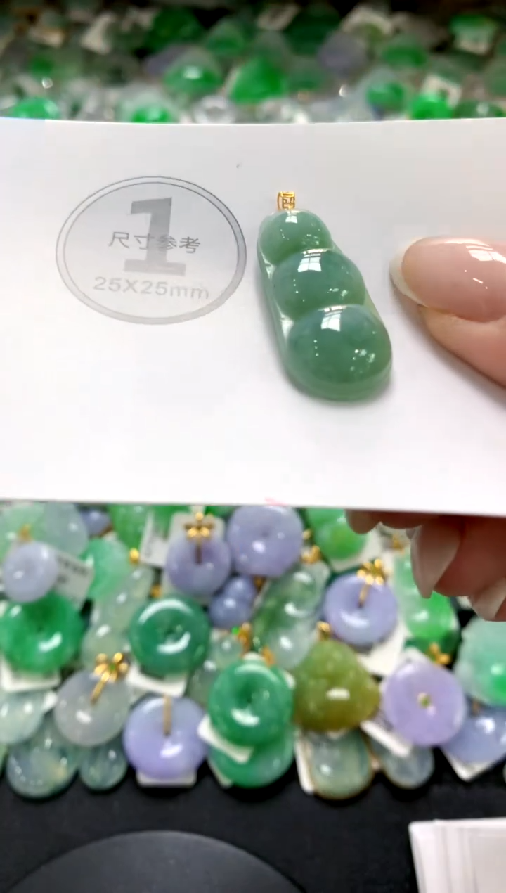 翡翠18K金镶嵌颈饰1111111111111111