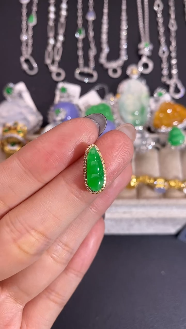 颈饰18K金镶嵌翡翠吊坠