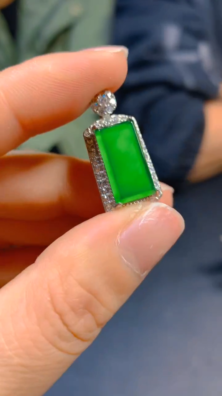 【闪购商品】翡翠吊坠(赠链)未镶嵌0850405592多样性发一