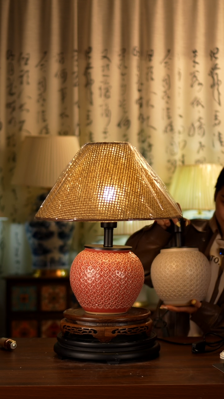 圆形款印花红色台灯