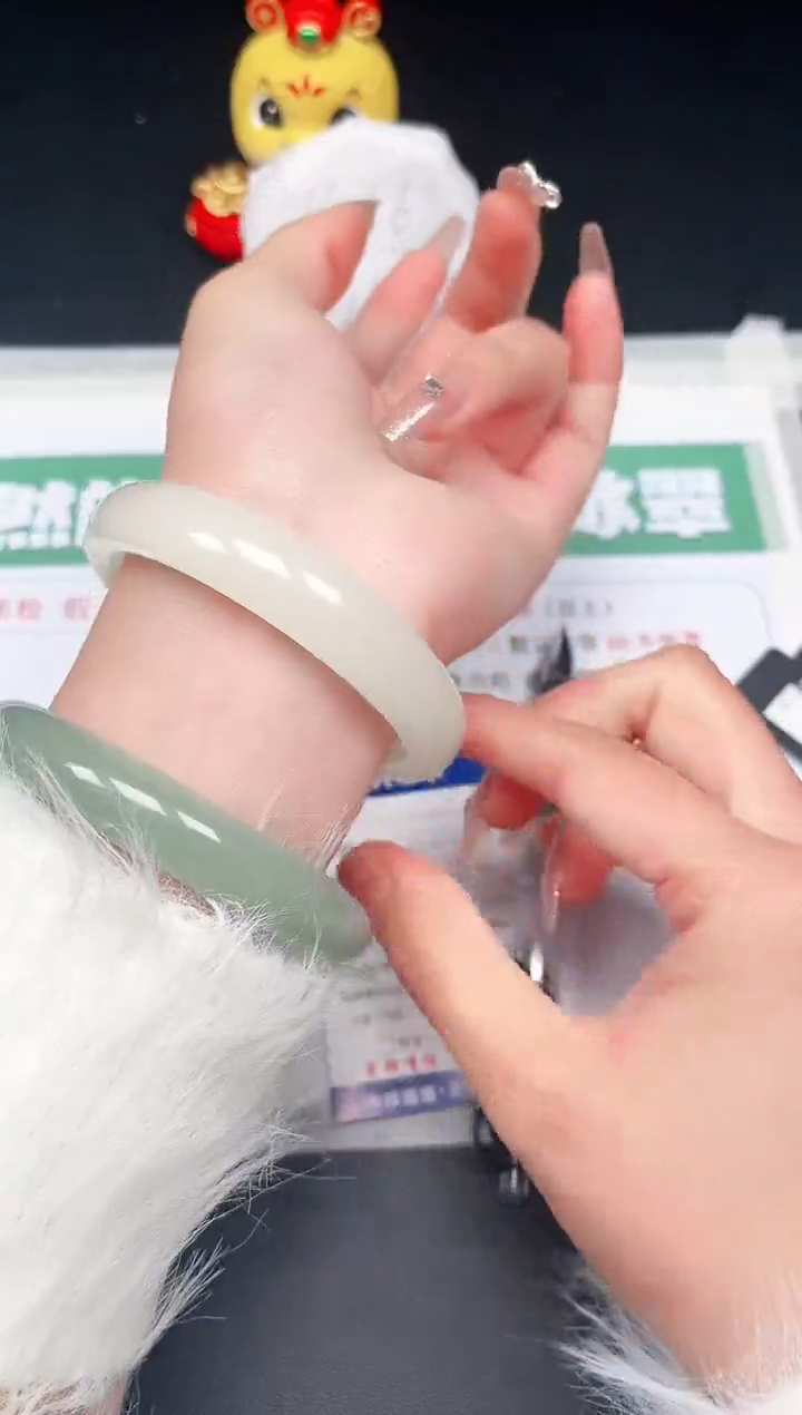 【闪购商品】石英质玉手镯未镶嵌75-61