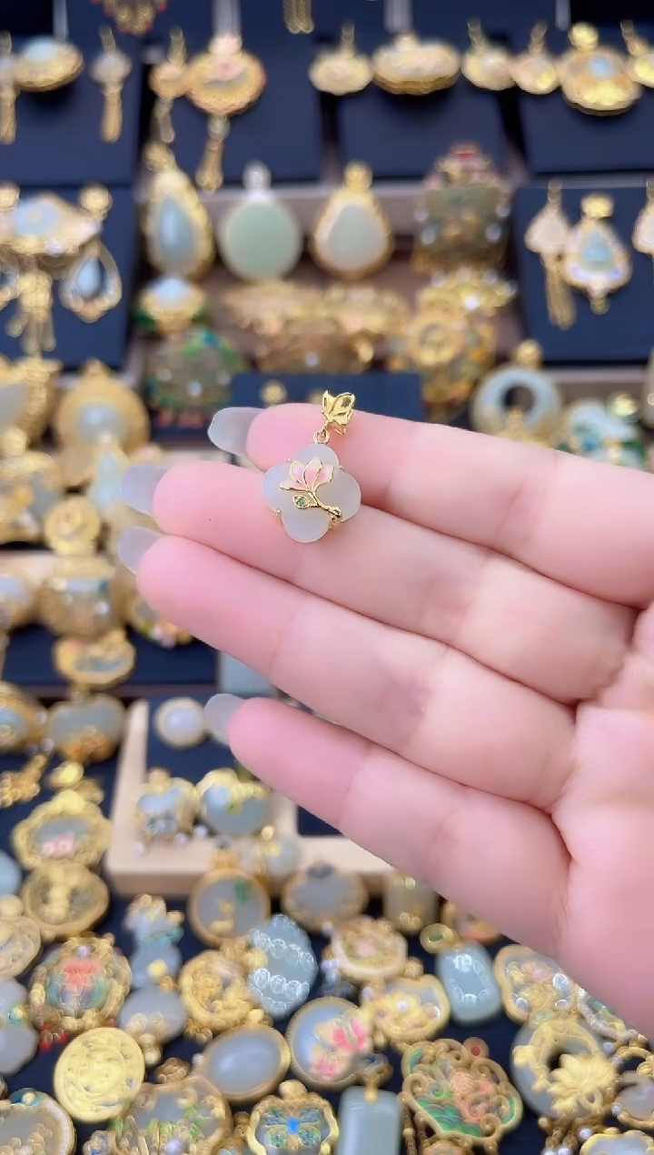 颈饰银S925镀金镶嵌和田玉蝶恋花荷花四叶草吊坠