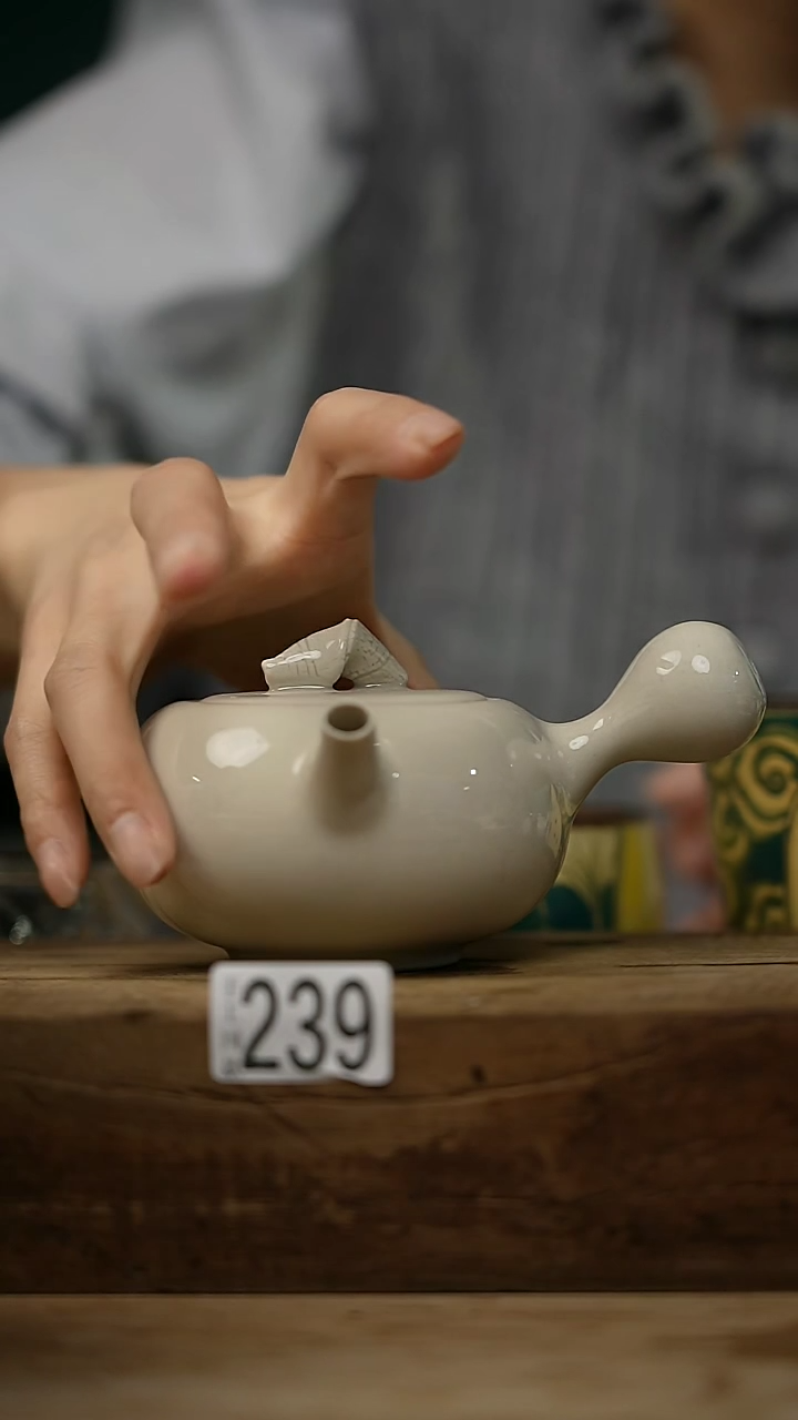 【闪购商品】瓷片福利 设计师款 草木灰 侧把壶