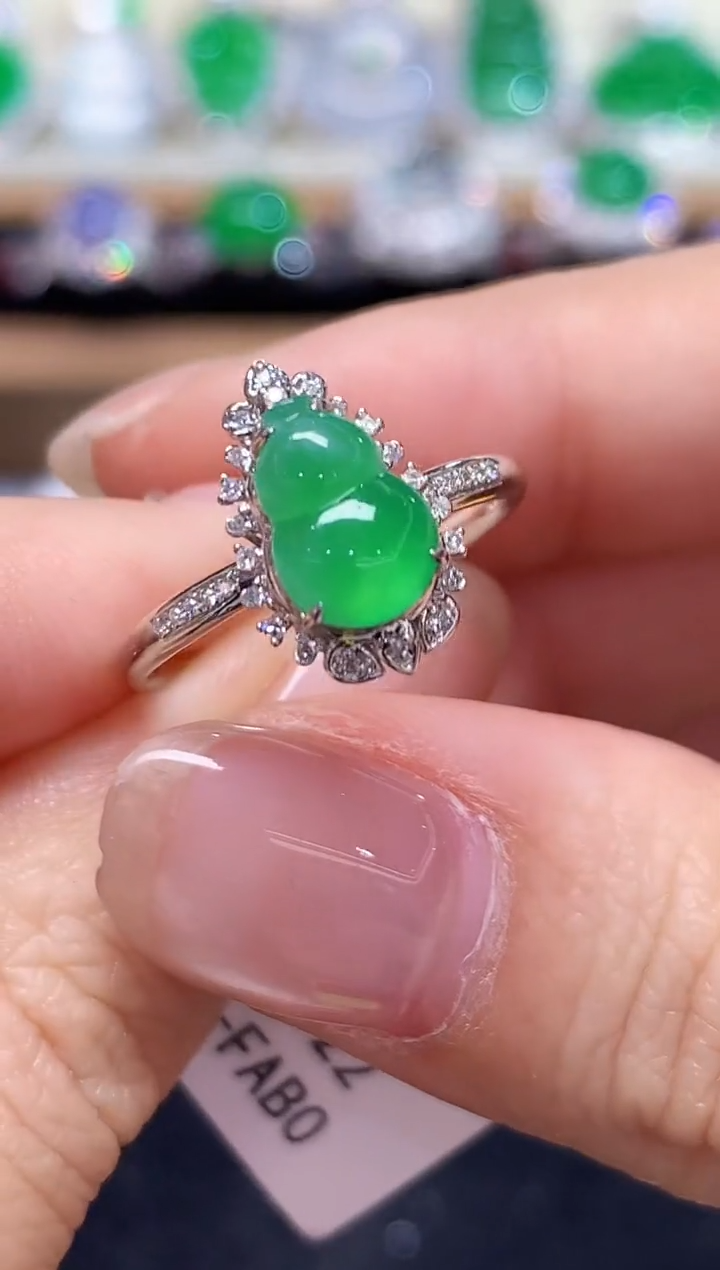 18K金镶嵌戒指翡翠多样性发其一