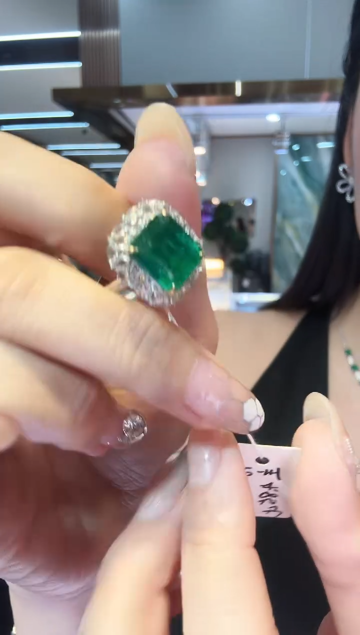 18K金镶嵌戒指祖母绿两用 4.85ct