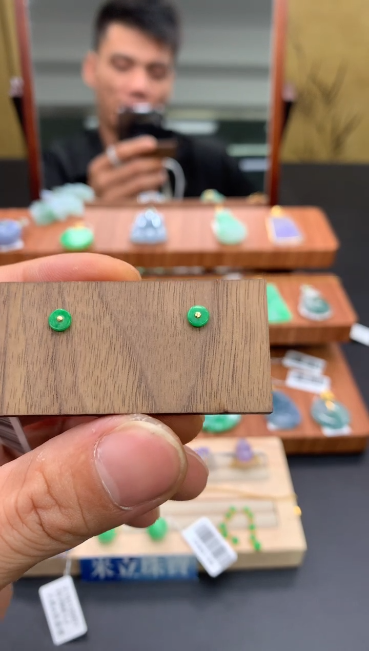 18K金镶嵌翡翠耳饰耳钉