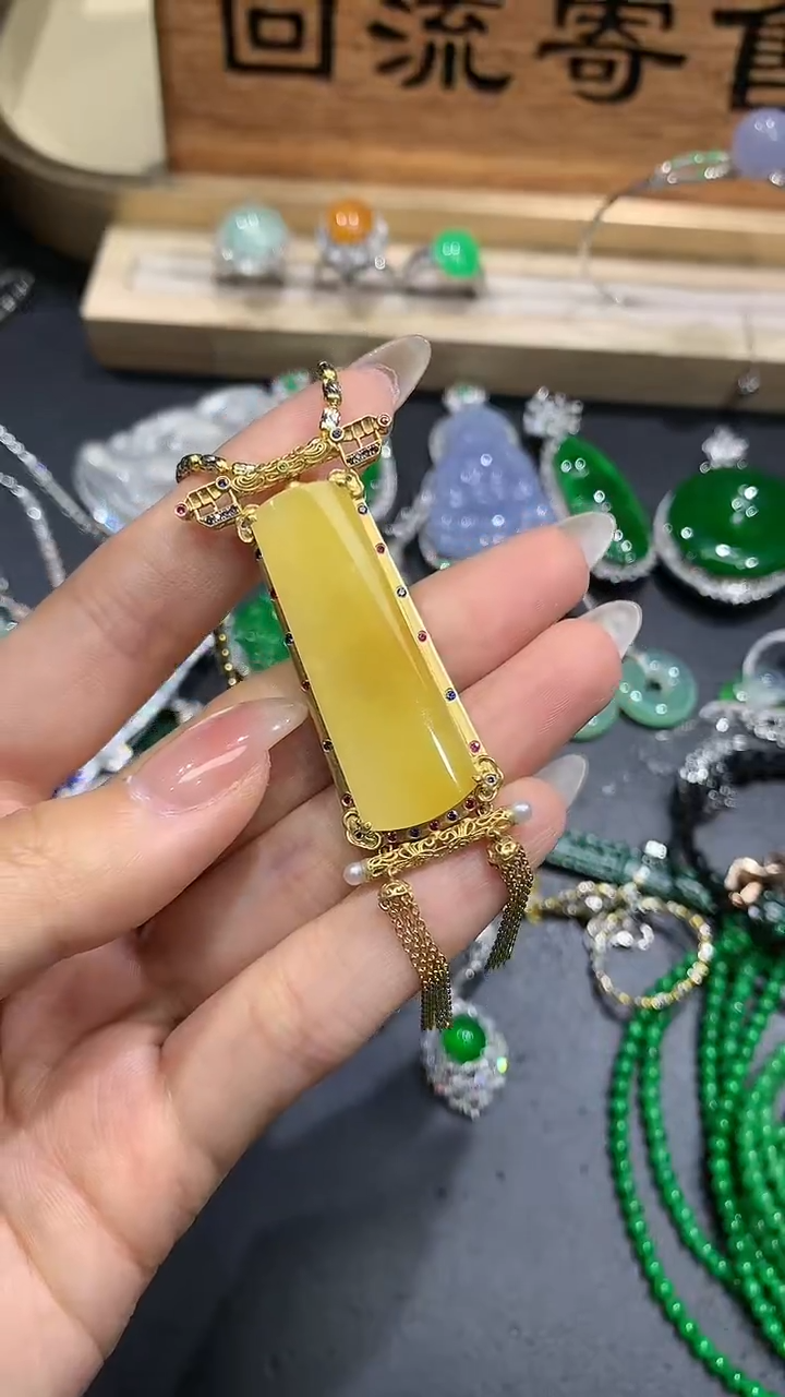 【闪购商品】翡翠吊坠(不含链)18K金镶嵌7团购