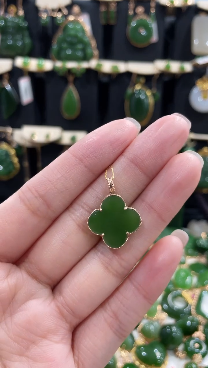 颈饰18K金镶嵌和田玉（碧玉）四叶草