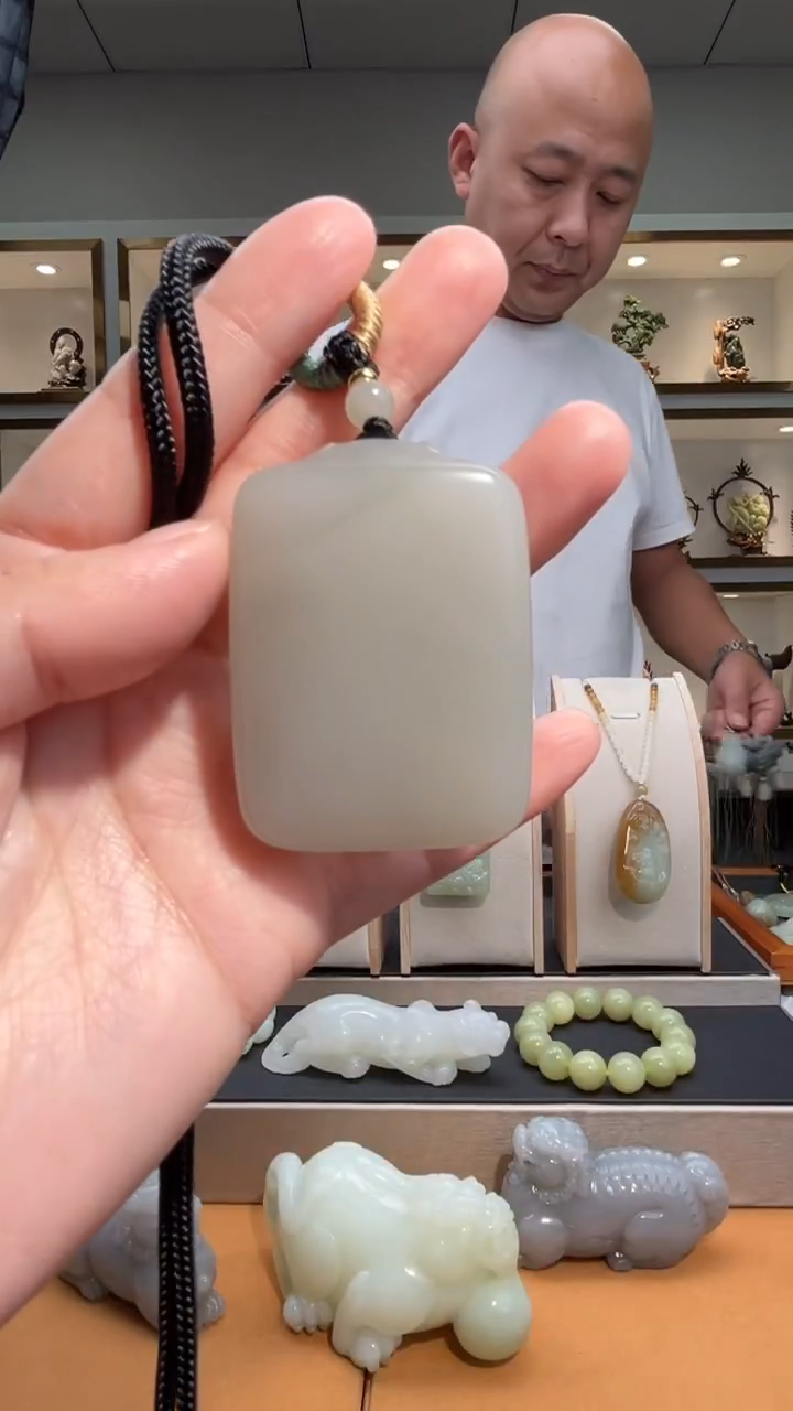 颈饰未镶嵌和田玉苏