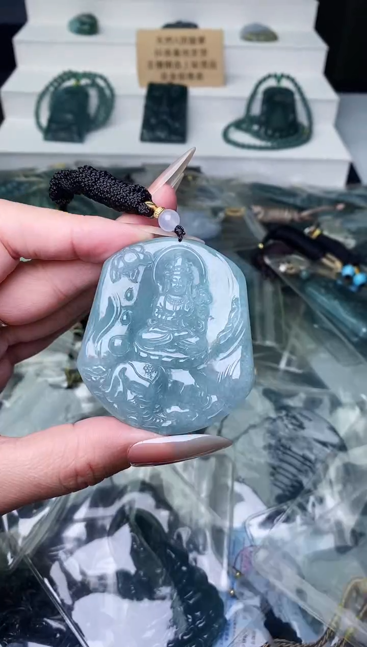 颈饰未镶嵌翡翠 