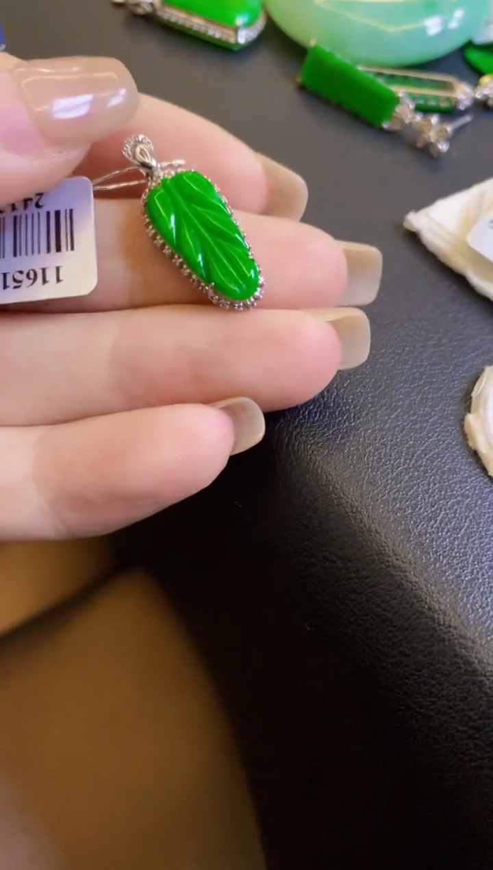 【闪购商品】翡翠颈饰18K金镶嵌叶子