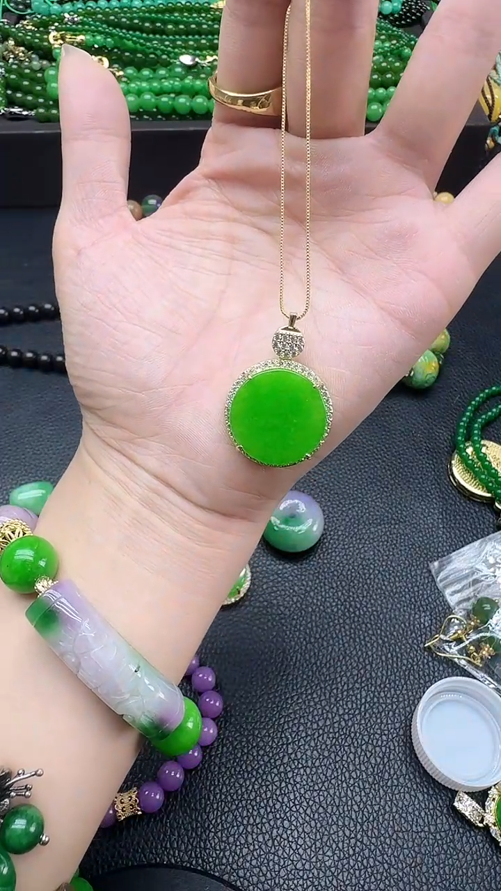 翡翠14K金镶嵌颈饰豪镶圆牌绿