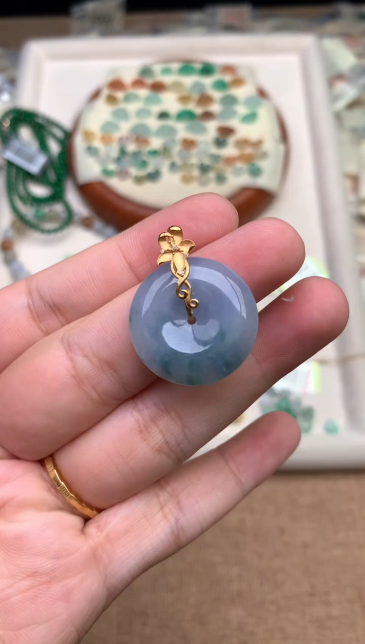 18K金镶嵌挂件翡翠一