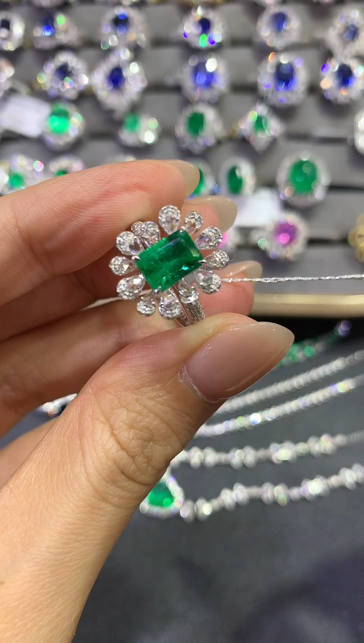 【闪购商品】祖母绿戒指18K金镶嵌A372