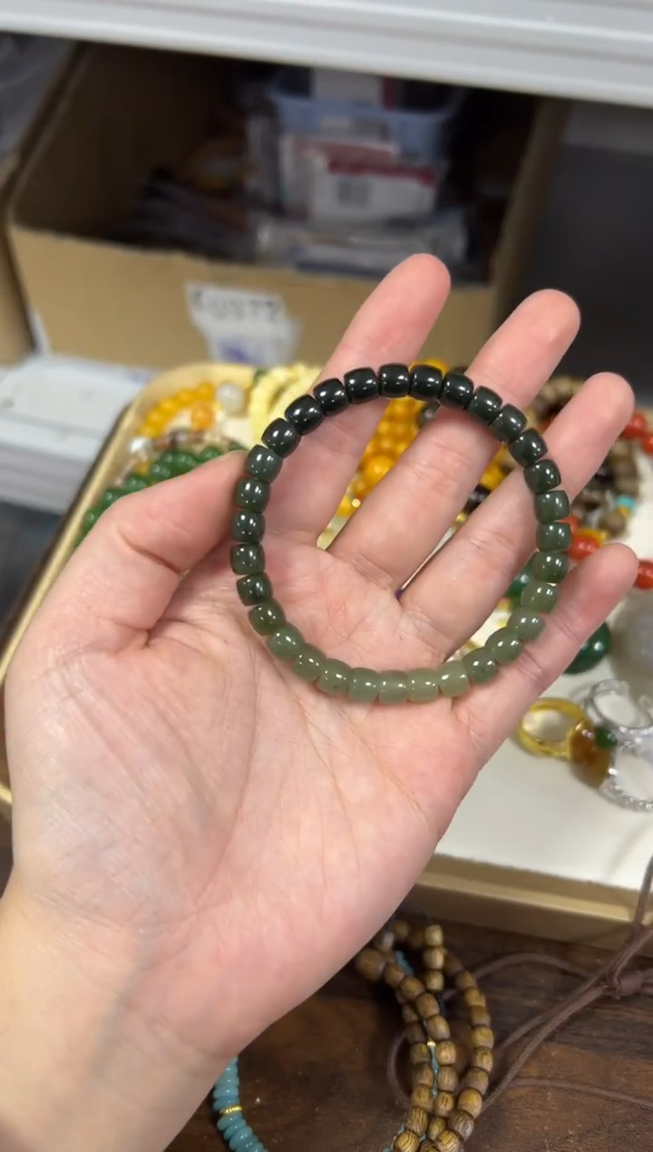 未镶嵌手链和田玉和田玉精工渐变绿直切手链[25]